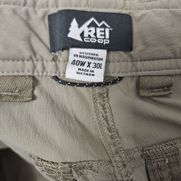 REI Co-op Relaxed Convertible Cargo Pants Mens 40x30 (38x29.5) Tan Zip Off Nylon - Picture 2 of 15